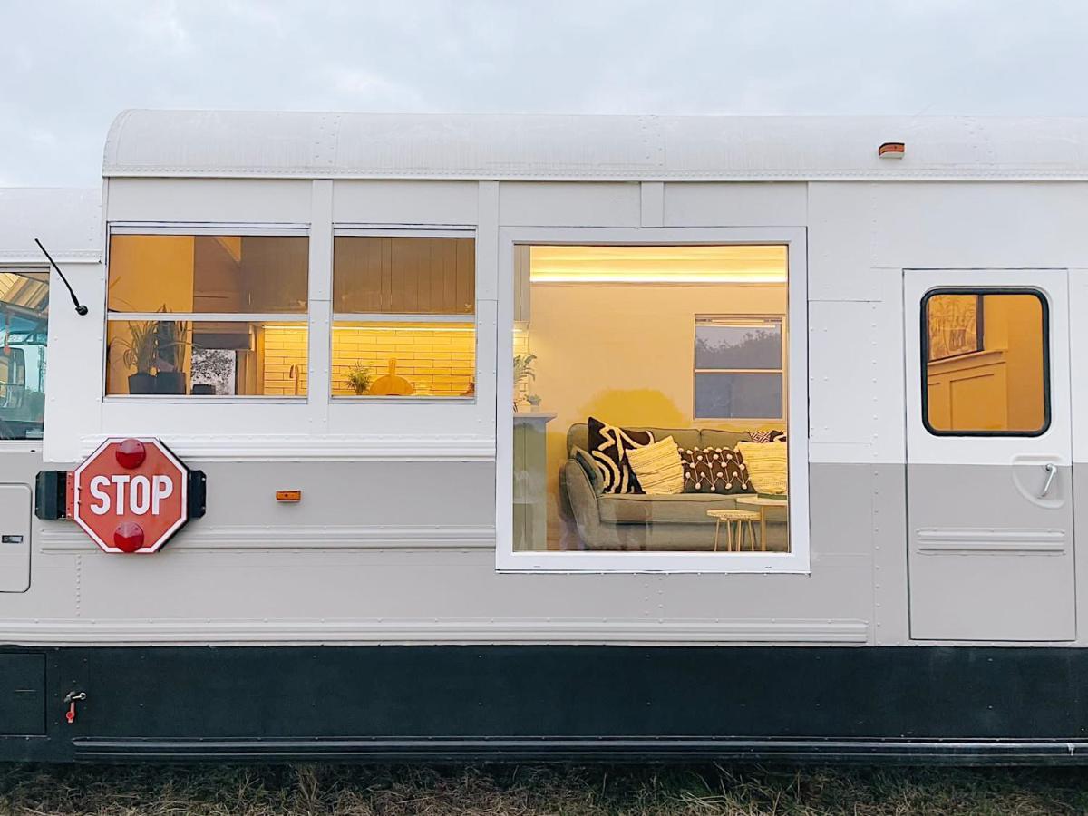 American School Bus Retreat With Hot Tub In Sussex Meadow Акфілд Екстер'єр фото