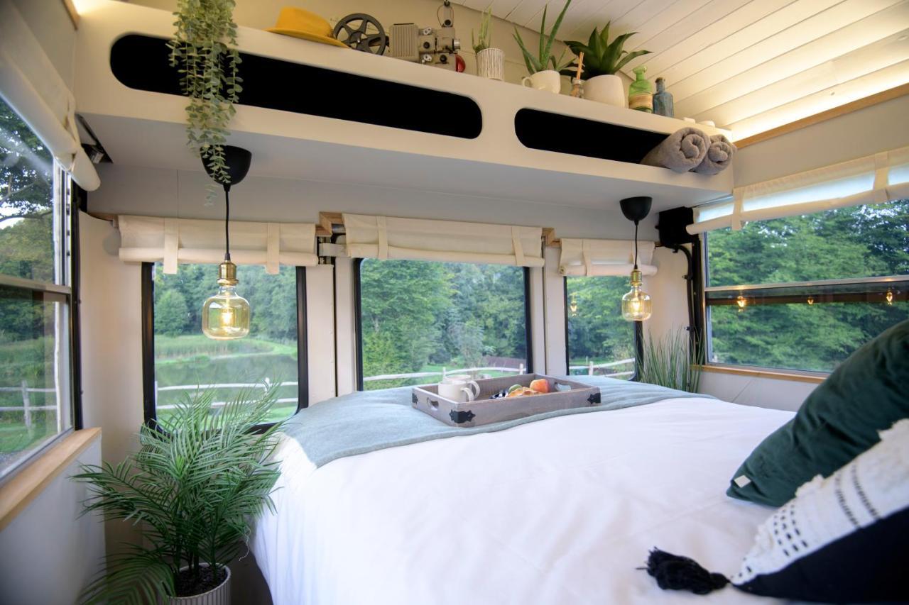 American School Bus Retreat With Hot Tub In Sussex Meadow Акфілд Екстер'єр фото