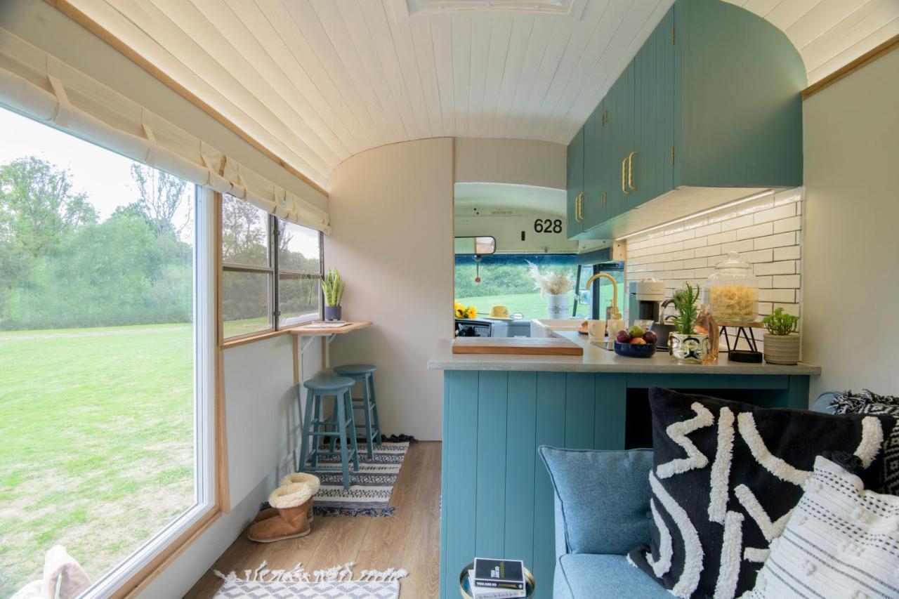 American School Bus Retreat With Hot Tub In Sussex Meadow Акфілд Екстер'єр фото