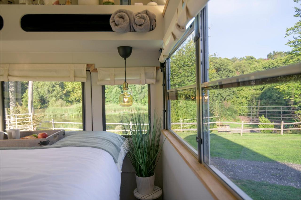 American School Bus Retreat With Hot Tub In Sussex Meadow Акфілд Екстер'єр фото