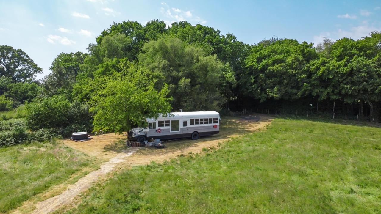 American School Bus Retreat With Hot Tub In Sussex Meadow Акфілд Екстер'єр фото