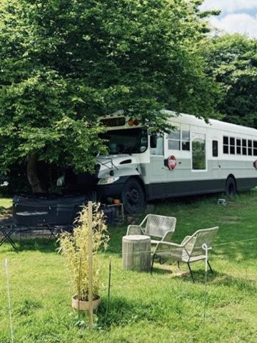 American School Bus Retreat With Hot Tub In Sussex Meadow Акфілд Екстер'єр фото